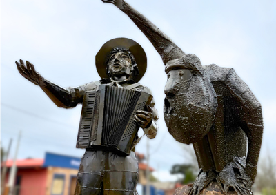 Obras em homenagem ao Gaiteiro Serrano e ao Ronco do Bugio integram circuito de esculturas, que prev&ecirc; cal&ccedil;ada dedicada a personalidades locais.