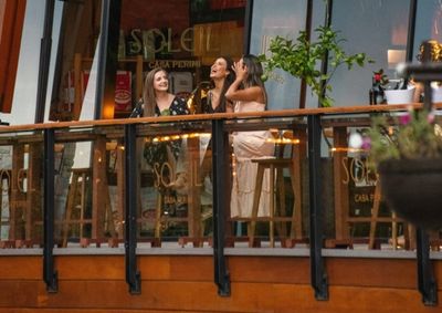 O espa&ccedil;o convida a desfrutar da enogastronomia ao ar livre, brindar e prolongar as conversas em torno da mesa, diariamente, das 11h30 &agrave;s 23h.