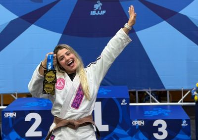 Laura Vidal conquistou o ouro em sua categoria e no absoluto em competi&ccedil;&atilde;o da IBJJF, uma das principais entidades do jiu-j&iacute;tsu mundial.