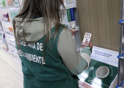 A popula&ccedil;&atilde;o deve procurar esses locais para realizar o descarte reverso de seringas, dejetos de curativos, medicamentos vencidos, entre outros.