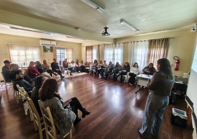 Forma&ccedil;&atilde;o re&uacute;ne 35 profissionais do SUAS e integra o programa de Educa&ccedil;&atilde;o Permanente da Secretaria Municipal de Sa&uacute;de e Assist&ecirc;ncia Social.