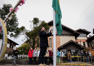 A cerim&ocirc;nia de abertura foi realizada em frente ao Pa&ccedil;o Municipal, com a presen&ccedil;a de autoridades municipais e da comunidade.