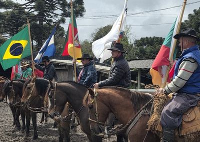 Os Festejos Farroupilhas de Canela continuam na Pra&ccedil;a Jo&atilde;o Corr&ecirc;a, reunindo as entidades tradicionalistas e a comunidade at&eacute; o dia 20 de setembro.
