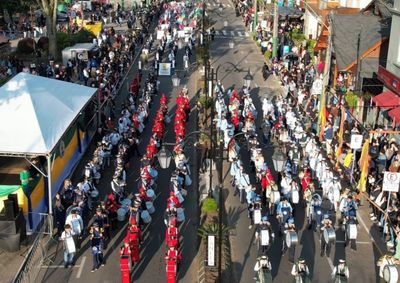 Ao todo, 61 entidades participaram do desfile, entre escolas e institui&ccedil;&otilde;es.