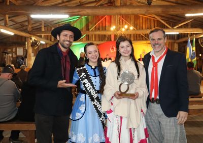 Honraria reconhece trajet&oacute;ria da jovem gramadense, primeira representante do munic&iacute;pio a conquistar o t&iacute;tulo de 1&ordf; Prenda Juvenil do Rio Grande do Sul.
