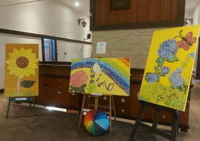 A exposi&ccedil;&atilde;o re&uacute;ne obras e pe&ccedil;as artesanais produzidas com carinho nas oficinas terap&ecirc;uticas do CAPS de Gramado, realizadas com o apoio da Prefeitura.