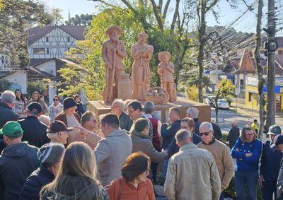 Escultura &ldquo;Heimat &ndash; Ra&iacute;zes dos Agricultores&rdquo; entregue &agrave; comunidade no dia 7 de setembro passa a integrar a paisagem e a mem&oacute;ria de Nova Petr&oacute;polis.