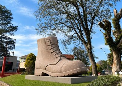 Escultura denominada "Monumento Wanderschuh" em formato de botina, ser&aacute; esculpida ao vivo na Pra&ccedil;a Emmelshausen, local onde ficar&aacute; exposta na Serra Ga&uacute;cha.