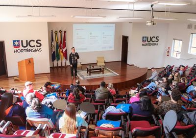 A forma&ccedil;&atilde;o &eacute; oferecida por meio de uma parceria entre a Prefeitura de Canela e o C&acirc;mpus Hort&ecirc;nsias da Universidade de Caxias do Sul (UCS).