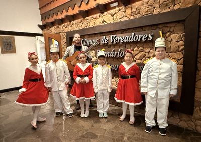 Alunos dos 4&ordm;s e 5&ordm;s anos participaram da Sess&atilde;o Ordin&aacute;ria desta segunda-feira (28); desfile reunir&aacute; toda a escola no dia 4 de dezembro, no bairro Floresta