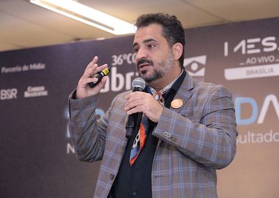 No encontro, as ideias s&atilde;o trabalhadas com exemplos, provoca&ccedil;&otilde;es e ferramentas voltadas aos pr&oacute;prios neg&oacute;cios.