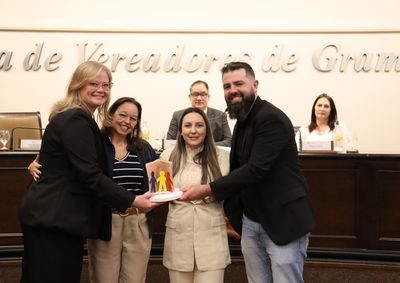 Professores Liza Loureiro Borges, Rodrigo Pietrowski e Camila Neves Medeiros venceram na categoria Ensino M&eacute;dio com o projeto &ldquo;Produ&ccedil;&atilde;o de Curtas&rdquo;.
