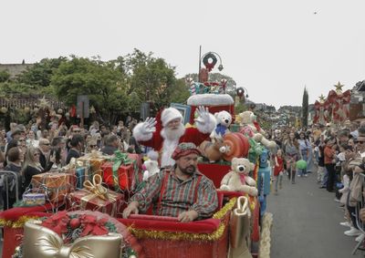 O cortejo animado &eacute; gratuito e transforma o centro em um grande palco a c&eacute;u aberto, reunindo m&uacute;sica ao vivo, dan&ccedil;a e personagens encantadores.