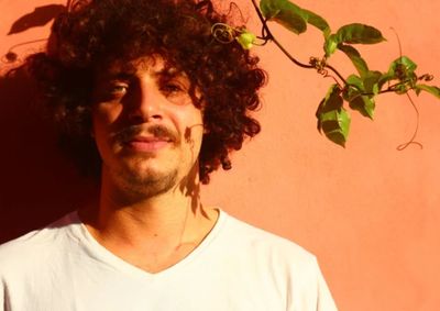 Inspirada no projeto Tiny Desk, a apresenta&ccedil;&atilde;o musical intimista acontece a partir das 19h, em meio &agrave; livraria do bistr&ocirc;, no centro de Canela.