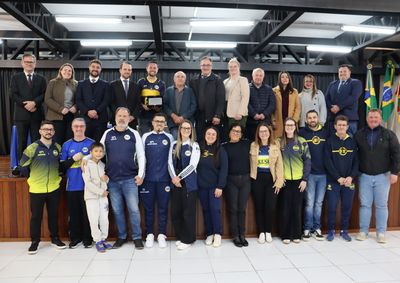 Homenagem entregue nesta segunda-feira (19), na Escola Senador Salgado Filho, valoriza a trajet&oacute;ria de um dos clubes tradicionais do bairro Piratini.