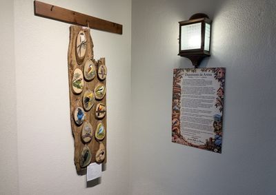 Mostra &ldquo;Comprometimento afetivo&rdquo; apresenta pinturas em lascas de madeira e segue aberta &agrave; visita&ccedil;&atilde;o at&eacute; 28 de outubro.