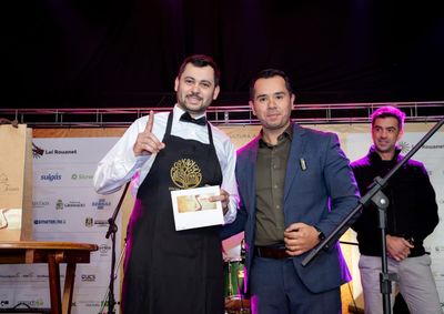 O campe&atilde;o foi Diego Freitas Liesenfeld, maitre do Restaurante Colosseo, que recebeu R$ 1.000,00 em dinheiro e pin personalizado pela Cristais Gramado.