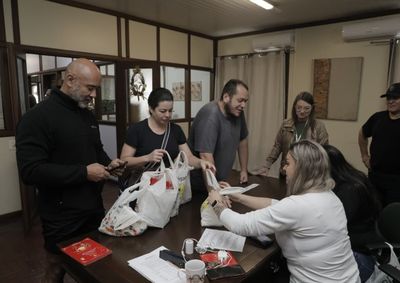 A procura foi t&atilde;o alta que os 1.950 bilhetes previstos para durar uma semana de trocas esgotaram em apenas um dia.