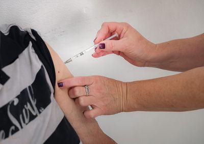 Vacina Pneumo 20 protege contra doen&ccedil;as como pneumonia e meningite, cujo risco aumenta com o envelhecimento e a redu&ccedil;&atilde;o natural da imunidade.