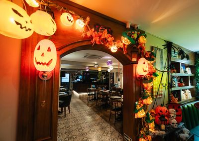 O restaurante ter&aacute; a fachada e os espa&ccedil;os internos ambientados para o tradicional &ldquo;Halloween no Scur&rdquo;. 