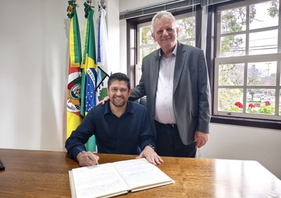 Transmiss&atilde;o de cargo ocorreu nesta quarta-feira (28), durante afastamento programado do prefeito Daniel Carlos Michaelsen para cirurgia eletiva.