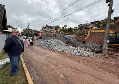 Interven&ccedil;&otilde;es contemplam a constru&ccedil;&atilde;o de muro de gabi&atilde;o no Bairro Piratini e avan&ccedil;o na pavimenta&ccedil;&atilde;o e drenagem de via no interior do munic&iacute;pio.