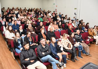 No palco, os estudantes apresentaram toda a sua criatividade por meio de produ&ccedil;&otilde;es liter&aacute;rias elaboradas com dedica&ccedil;&atilde;o, envolvimento e muito talento.