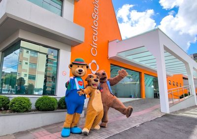 Os mascotes Gumercindo, do Skyglass, Amora, Bondinhos, e Gui, Mini Mundo, espalharam um pouco de entretenimento pelos corredores da ala pedi&aacute;trica.