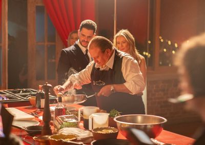 Chef preparou um cl&aacute;ssico fil&eacute; au poivre ao vivo, compartilhando hist&oacute;rias de sua trajet&oacute;ria na gastronomia internacional.