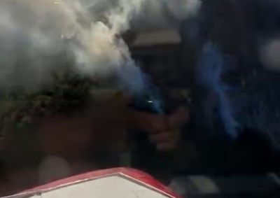 Focos de chamas atingem &aacute;reas de dif&iacute;cil acesso e exigem apoio de avi&atilde;o e helic&oacute;ptero do Corpo de Bombeiros para o combate.