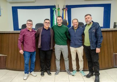 As mudan&ccedil;as no secretariado da prefeitura abriram espa&ccedil;o para os suplentes assumirem as cadeiras no Legislativo nesta segunda-feira.