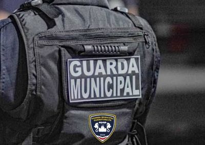 Agentes detiveram foragido por tr&aacute;fico e homem de 49 anos que invadia resid&ecirc;ncias.