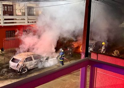 O fogo consumiu os ve&iacute;culos na Rua Antonio da Silva Dias e os bombeiros foram acionados para controlar as chamas.