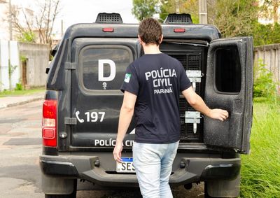 Suspeito tentou dispensar pedras de crack ao notar a chegada da pol&iacute;cia.