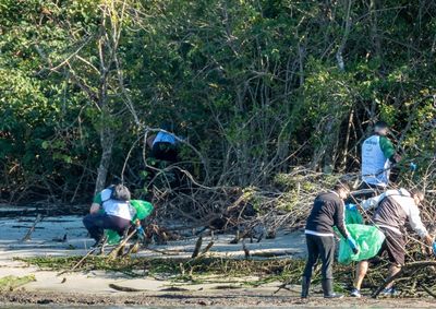 Evento reuniu centenas de volunt&aacute;rios e embarca&ccedil;&otilde;es no fim de semana para despoluir os manguezais.