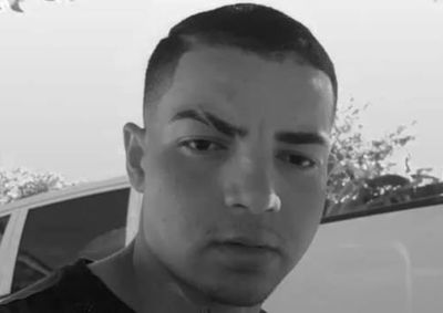 Casal foi surpreendido por atiradores a p&eacute;; jovem de 17 anos escapou ilesa.