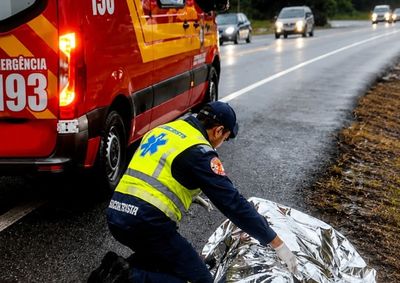 V&iacute;tima sem identifica&ccedil;&atilde;o estava inconsciente no acostamento da rodovia, em Garuva. Causas dos ferimentos s&atilde;o apuradas