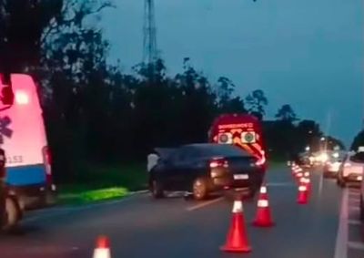 Colis&atilde;o ocorreu na noite de quarta-feira (22) e envolveu seis pessoas no total. V&iacute;timas foram socorridas e passam bem.