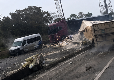 Por causa da ocorr&ecirc;ncia, a pista no sentido Curitiba est&aacute; totalmente bloqueada.