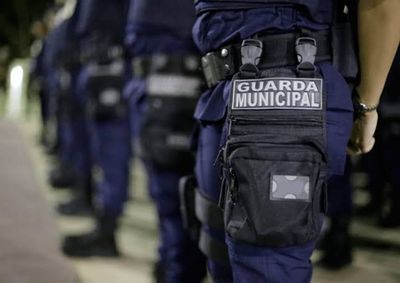 Mulher arremessou o aparelho e suspeito foi levado por agress&atilde;o e danos.