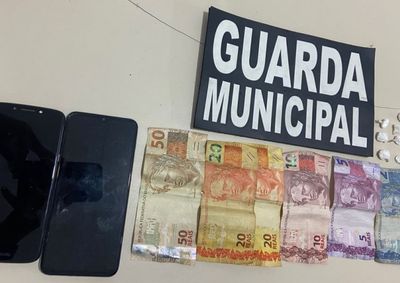 Por&ccedil;&otilde;es da droga, dinheiro e celulares foram recolhidos neste domingo (9).