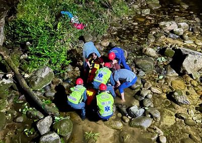 V&iacute;tima fraturou o f&ecirc;mur e contou com ajuda de populares para ser retirada da &aacute;gua.