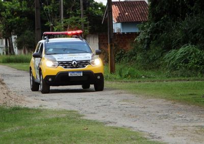 Suspeita tentou descartar 49 pedras da droga ao notar a equipe policial.