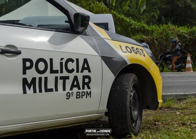 Moradores escaparam ilesos, mas ve&iacute;culo da fam&iacute;lia foi atingido por proj&eacute;til.