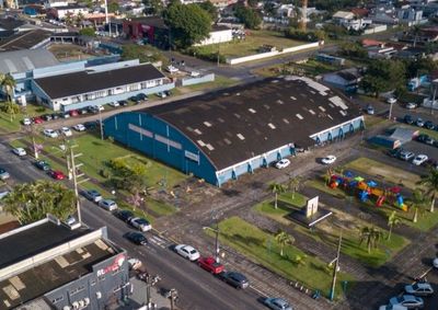Feira ser&aacute; realizada at&eacute; s&aacute;bado (5), das 9h &agrave;s 17h, no Gin&aacute;sio Jos&eacute; Richa, com atendimentos em documenta&ccedil;&atilde;o, sa&uacute;de e orienta&ccedil;&atilde;o jur&iacute;dica