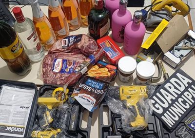 Cinco pessoas foram detidas com mercadorias; a&ccedil;&atilde;o terminou em Matinhos.