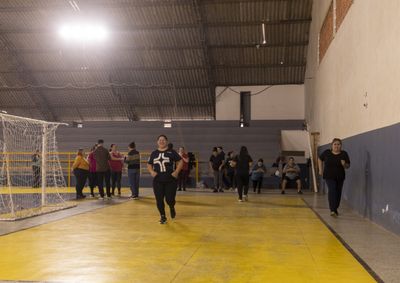 Resultado foi alcan&ccedil;ado por 35 participantes, que doaram alimentos em quantidade equivalente ao peso perdido; programa oferece cuidado multiprofissional 