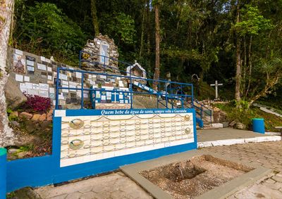 Revitaliza&ccedil;&atilde;o do Largo Nossa Senhora de Lourdes incluiu recupera&ccedil;&atilde;o de canteiros, sinaliza&ccedil;&atilde;o tur&iacute;stica e cria&ccedil;&atilde;o de um espa&ccedil;o para outras devo&ccedil;&otilde;es