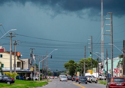 Segundo o Simepar, as temperaturas devem variar entre 13&deg;C e 23&deg;C at&eacute; sexta-feira (30); umidade vinda do oceano mant&eacute;m a instabilidade no Litoral