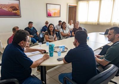Categoria reivindica redu&ccedil;&atilde;o de 40 para 30 horas semanais; prefeito anunciou elabora&ccedil;&atilde;o de projeto de lei ap&oacute;s reuni&atilde;o com representantes